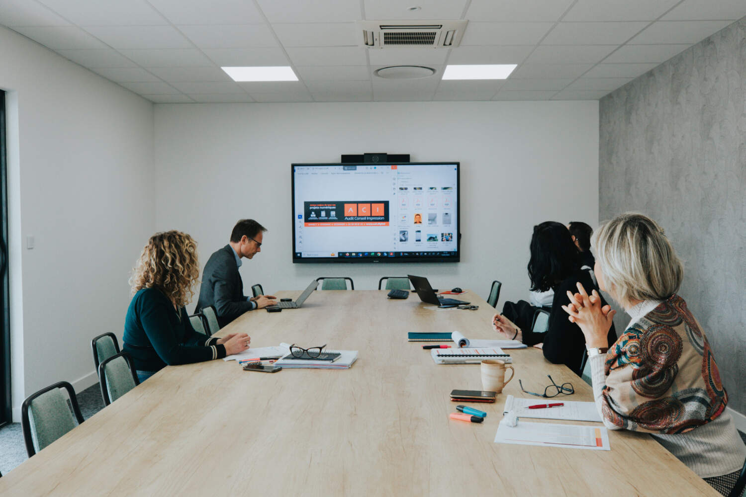 Équipe d'ACI pour une réunion visioconférence avec Écrans tactiles interactifs