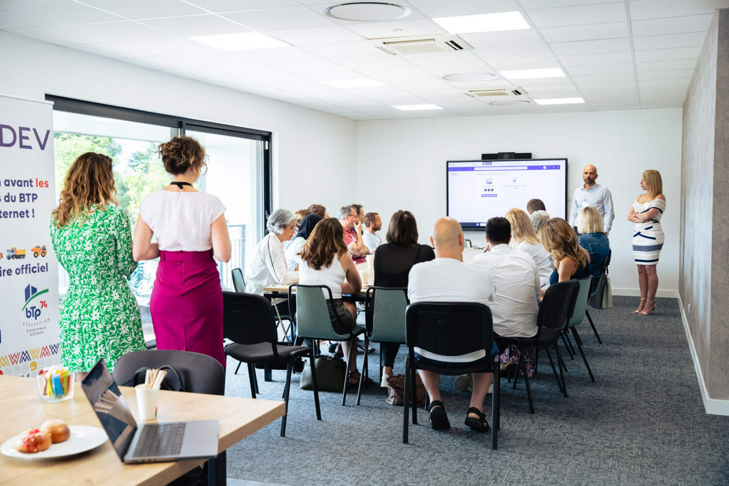 Équipe d'ACI pour une réunion visio conférence avec Écrans tactiles interactifs